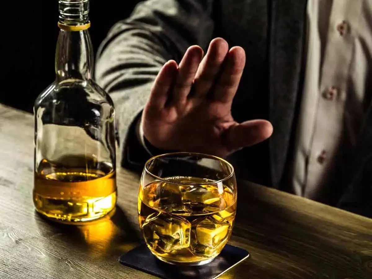 Hạn chế caffeine và đồ uống có cồn