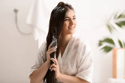 Ủ tóc sâu mỗi tuần có thể giúp bổ sung độ ẩm mà tóc bị thiếu hụt do tác động của nhiệt, hóa chất hoặc môi trường