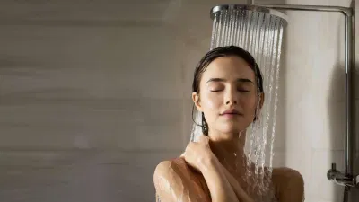 Một buổi tắm tối nhẹ nhàng giúp cơ thể thư giãn, giữ ga giường sạch hơn và giúp bạn thức dậy với cảm giác thơm tho, dễ chịu hơn vào sáng hôm sau