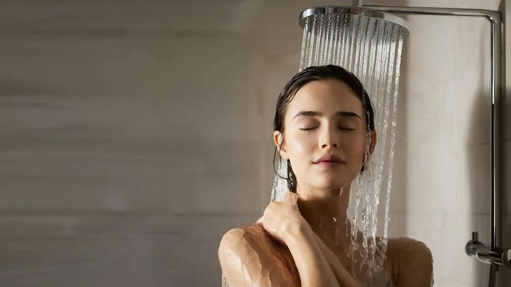 Một buổi tắm tối nhẹ nhàng giúp cơ thể thư giãn, giữ ga giường sạch hơn và giúp bạn thức dậy với cảm giác thơm tho, dễ chịu hơn vào sáng hôm sau