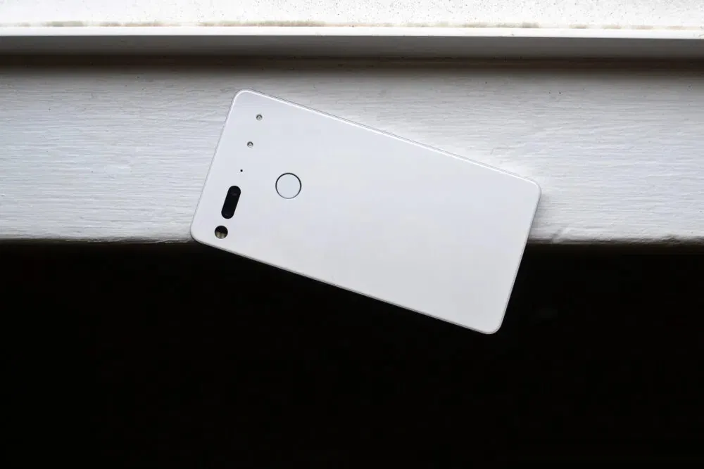Điện thoại Essential Phone 2018 (Ảnh: Internet)