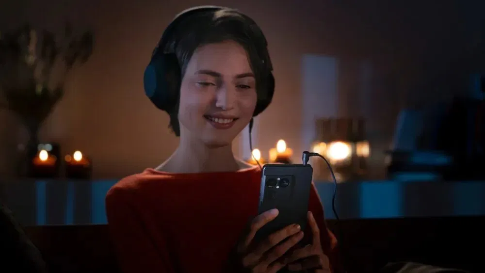 Điện thoại Xperia 1 VIII với tai nghe có dây (Ảnh: Internet)