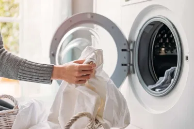 Giặt ga gối thường xuyên cũng giúp hạn chế mùi cơ thể bám lại trên vải