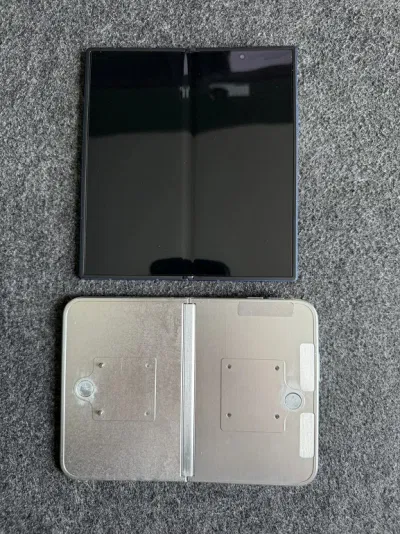 Mô hình iPhone màn hình gập của Apple so với Galaxy Z Fold 7 của Samsung (Ảnh: Internet) Mô hình iPhone màn hình gập của Apple (Ảnh: Internet)
