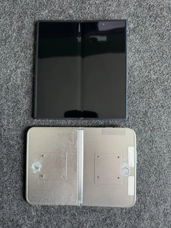 Mô hình iPhone màn hình gập của Apple (Ảnh: Internet)