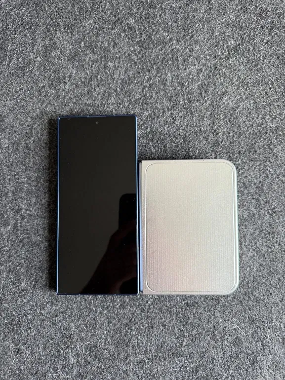 Mô hình iPhone màn hình gập của Apple so với Galaxy Z Fold 7 của Samsung (Ảnh: Internet)
