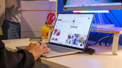 Mẫu laptop Lenovo Chromebook Plus 14 với tính năng Select to Search (Ảnh: Internet) Mẫu laptop Lenovo Chromebook Plus 14 với tính năng Select to Search (Ảnh: Internet)