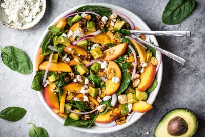 Một lợi ích rõ ràng khác của việc ăn salad mỗi ngày là cơ thể được cung cấp đều đặn các vitamin và khoáng chất quan trọng