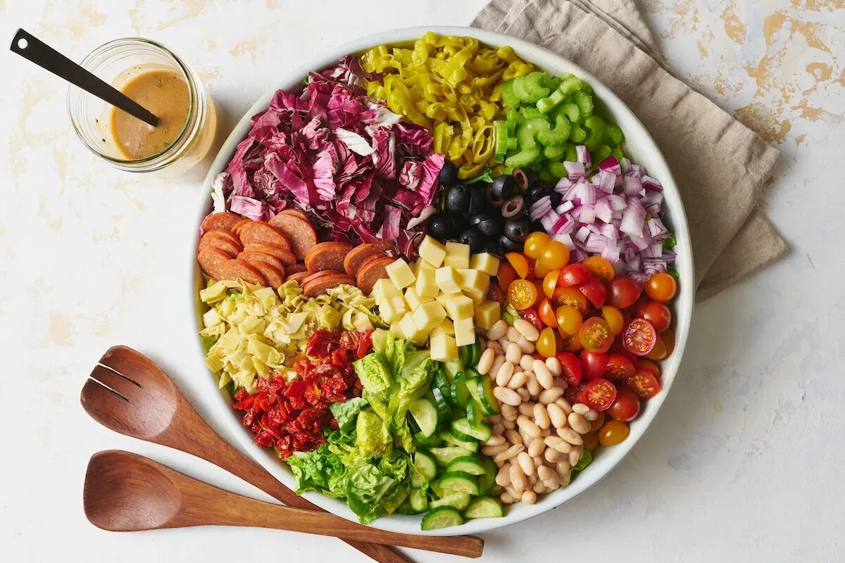 Thường xuyên ăn salad giúp tăng cường chất xơ, cải thiện hệ tiêu hóa
