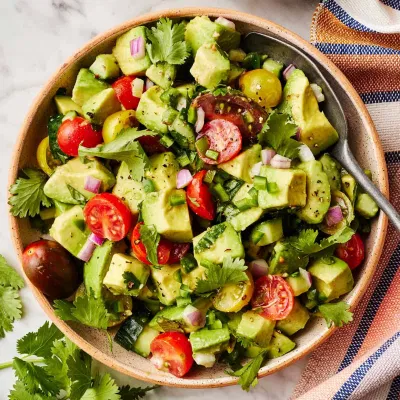 Salad thường có lượng calo thấp nhưng lại giàu chất xơ và nước, giúp bạn no lâu mà không nạp quá nhiều năng lượng