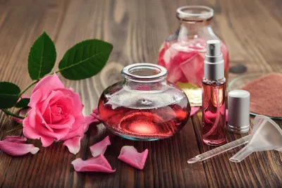 Nước hoa hồng hoặc các loại xịt thảo mộc