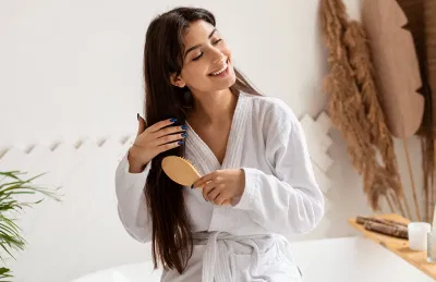 Tóc ẩm sẽ hấp thụ dưỡng chất tốt hơn và giúp độ ẩm được giữ lại lâu hơn trên sợi tóc