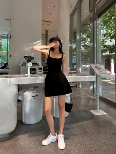 Bạn có thể biến váy đen thành trang phục thường ngày năng động