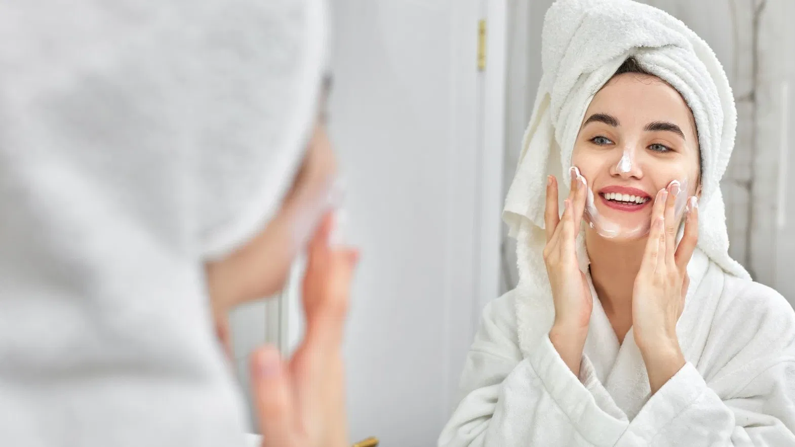 hormone, thời tiết nóng ẩm, căng thẳng kéo dài và thói quen chăm sóc da không phù hợp
