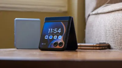 Chế độ lều của điện thoại Motorola Razr 2025 (Ảnh: Internet) Chế độ lều của điện thoại Motorola Razr 2025 (Ảnh: Internet)