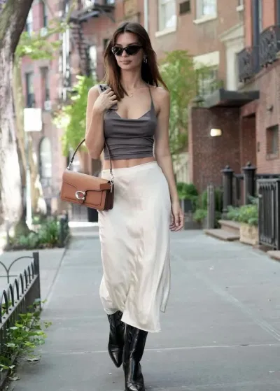 o tank top và chân váy lụa