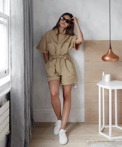 Bộ jumpsuit tiện dụng và giày thể thao