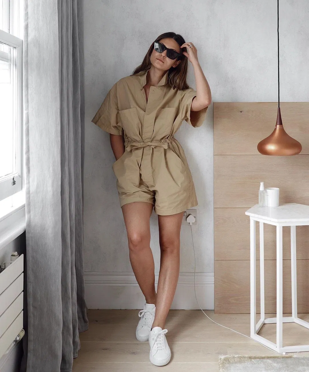 Bộ jumpsuit tiện dụng và giày thể thao