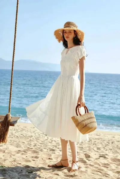 Váy liền thân trắng cotton phối cùng sandal