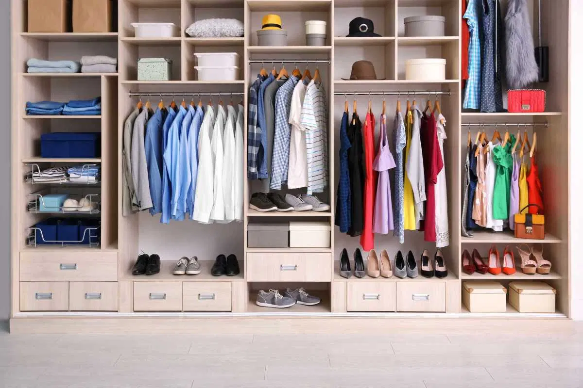 Sắp xếp quần áo theo loại và màu sắc