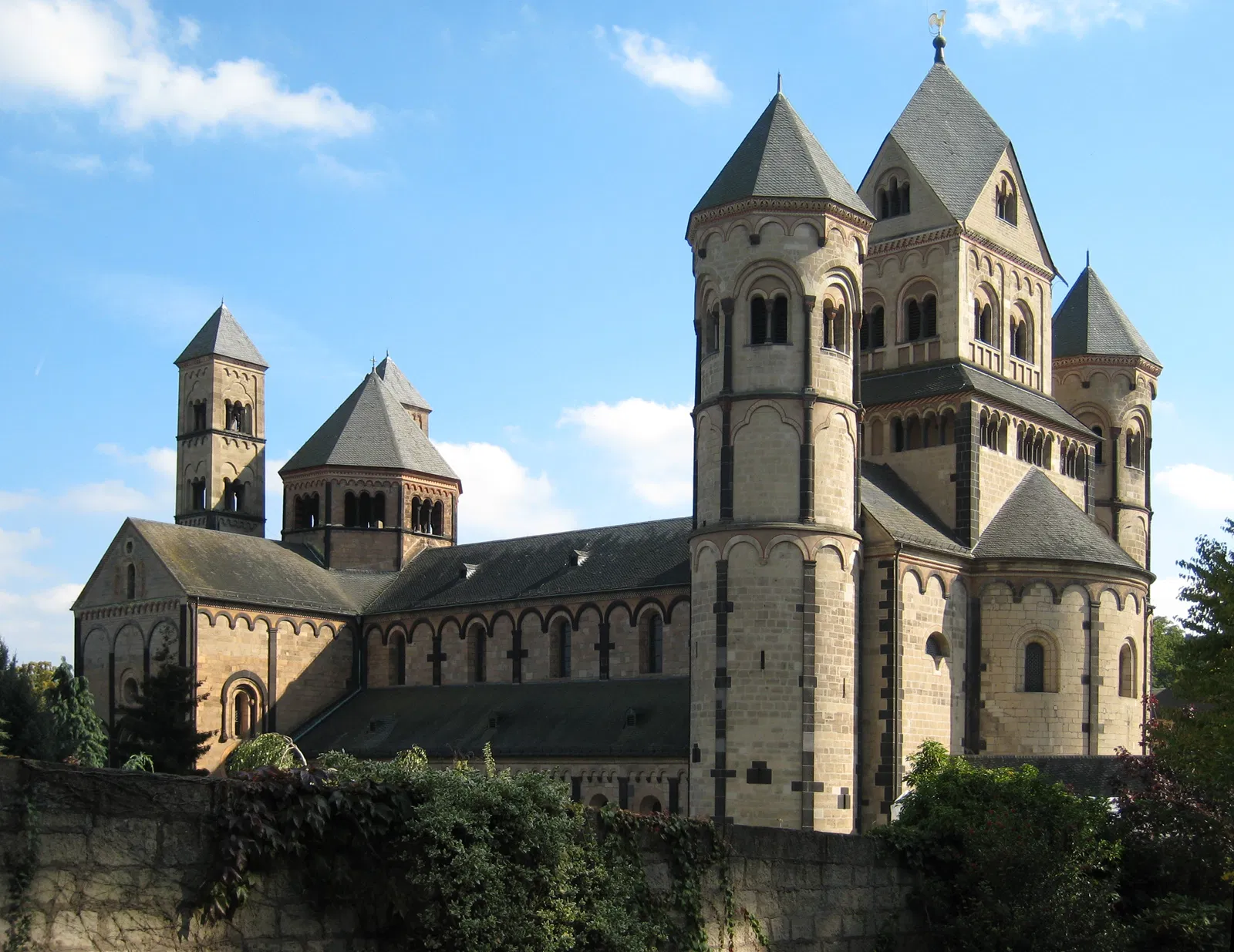 Ảnh hưởng của phong cách kiến trúc Romanesque. Nguồn: Internet
