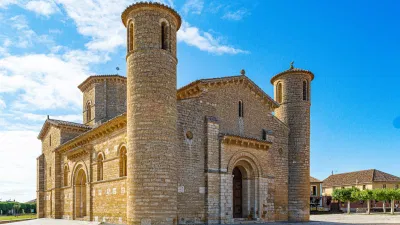 Phong cách kiến trúc Romanesque. Nguồn: Internet Phong cách kiến trúc Romanesque. Nguồn: Internet