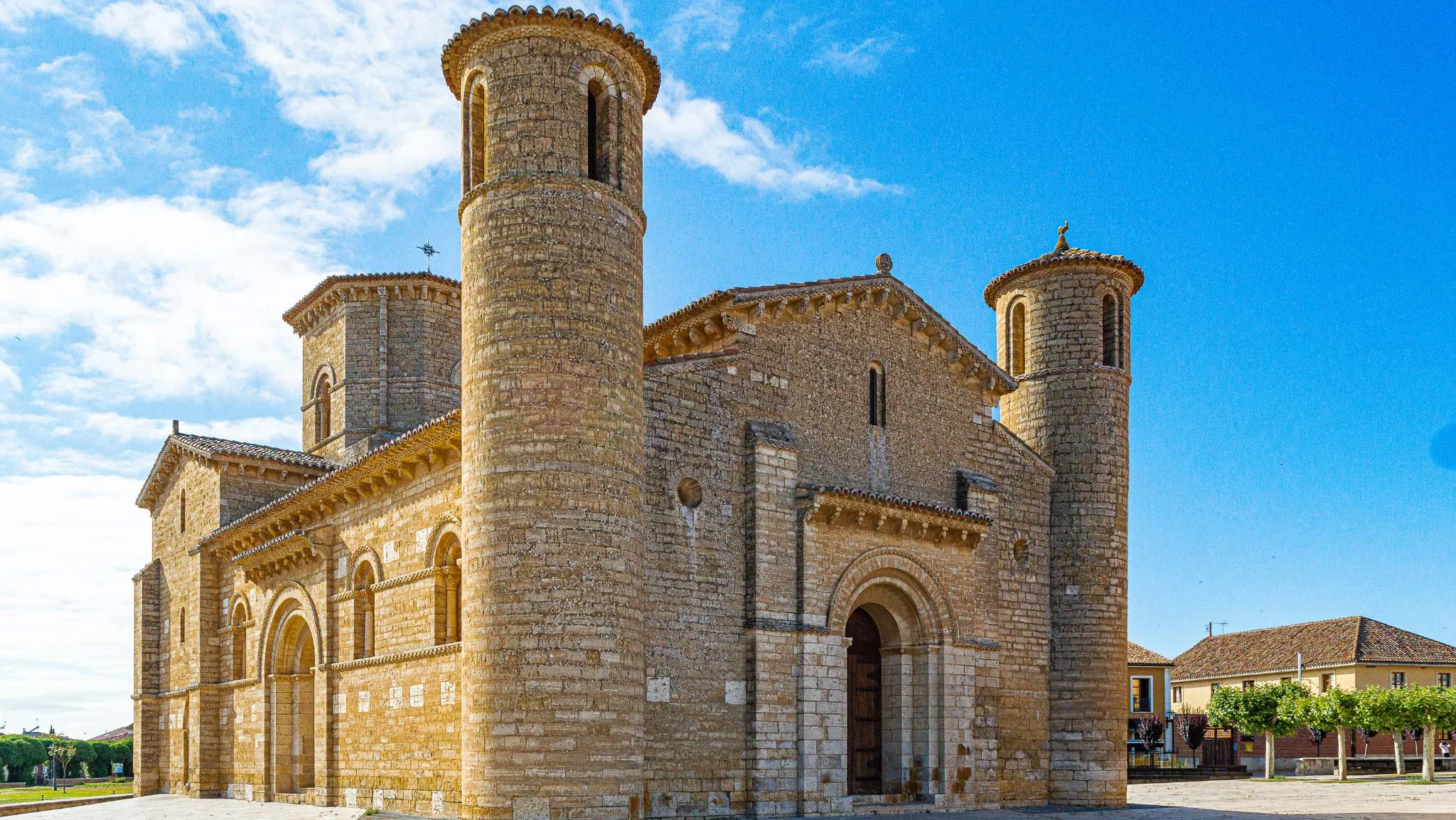 Phong cách kiến trúc Romanesque. Nguồn: Internet